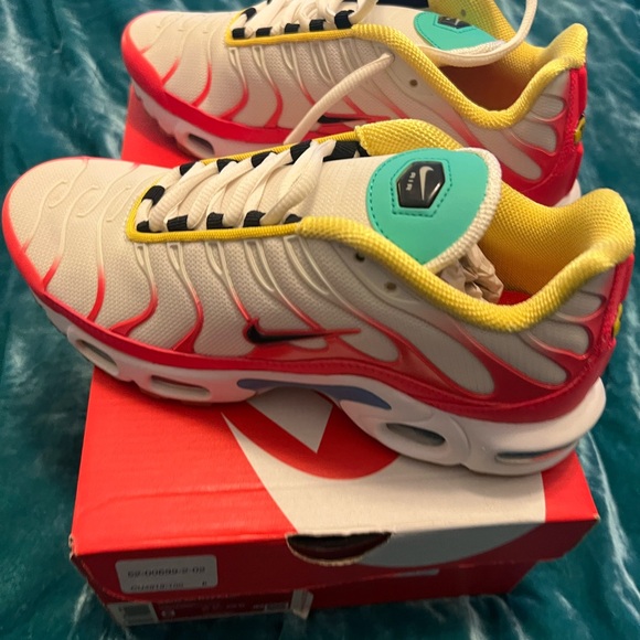 Woman’s' NIKE AIR MAX 🎁size 8 BEAUTIFUL & Bright NEVER WORN. Great GIFT 🎁 - Picture 3 of 9
